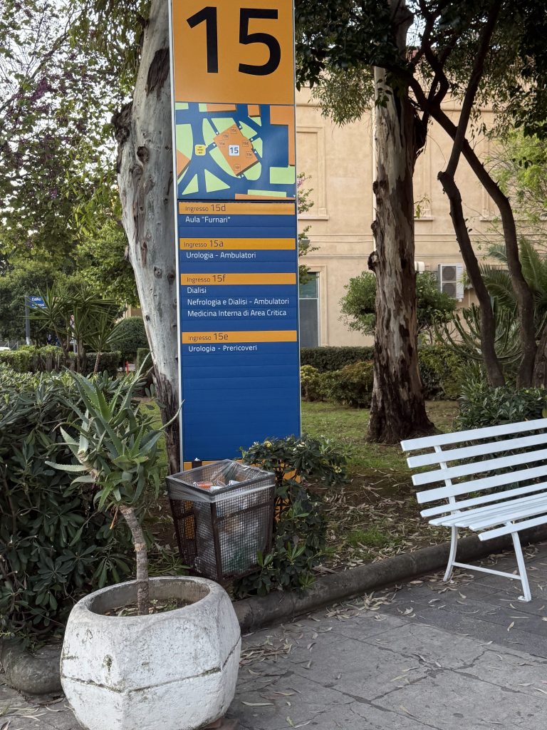 Segnaletica dell'edificio 15 con gli ingressi 15a e 15e del Policlinico di Palermo